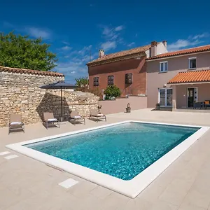  Villa Ester